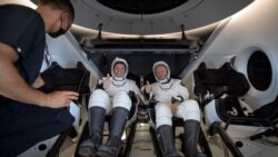 Бенкен и Хърли престояха в капсулата около час след приземяването им, за да дочакат екипите, които трябваше да ги посрещнат