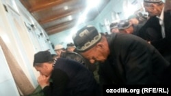 11 марта 2016 года главный имам мечети «Аммор ибн Ясир» в Андижанском районе пропустил пятничную проповедь из-за участия на собрании спецслужб. На фото: прихожане мечети в ожидании главного имама для совершения пятничной молитвы.