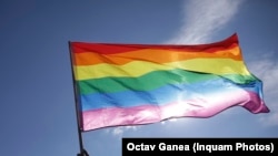 Un steag curcubeu la un miting numit „Iubirea nu se votează”, înaintea referendumului anti-LGBT eșuat din toamna anului 2018, la București. 