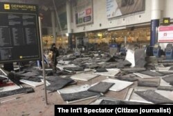 А це всередині терміналу аеропорту, де стався вибух