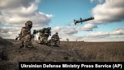 Украинските војници користат американска противтенковска ракета Javelin за време на воените вежби во регионот Доњецк на 23 декември.