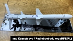 Modelul rachetei de croazieră anti-navă ucraineană R-360 din seria Neptun.