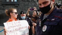 Полицаи арестуват протестираща в подкрепа на Сафонов пред централата на ФСБ в Москва