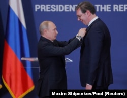 Aleksandar Vucic primește medalia Ordinului Aleksandr Nevski de la Vladimir Putin, 17 ianuarie 2019.