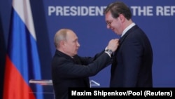 “Sa predsednikom Vučićem redovno razgovaram o ključnim pitanjima daljeg razvoja saradnje”, rekao je ruski predsednik Vladimir Putin 20. septembra 2022. u Moskvi. Na fotografiji dvojica predsednika u Beogradu, 17. januara 2019. kada je Putin odlikovao je svog srpskog kolegu Ordenom Aleksandra Nevskog.