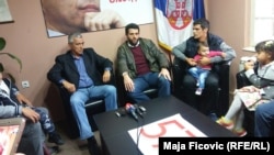 Oliver Ivanović (levo) na konferenciji za novinare u vreme predizborne kampanje na severu Kosova. Na fotografiji pored njega aktuelni gradonačelnik Beograda u tehničkom mandatu, funkcioner Srpske napredne stranke Aleksandar Šapić, Severna Mitrovica, septembar 2017.