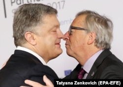 Președintele ucrainean Petro Poroșenko și președintele Comisiei Europene, Jean-Claude Juncker, la Bruxelles