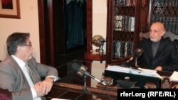 Президент Афганистана Хамид Карзай и директор группы Радио «Свободный Афганистан» и Радио «Машаал» Акбар Айязи (слева). Кабул, 26 ноября 2013 года.