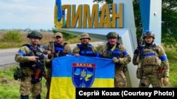 Militari ucraineni la intrarea în orașul Liman
