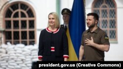 Președintele Ucrainei, Volodimir Zelenski, și ambasadoarea SUA în Ucraina, Bridget Brink, participând la ceremonia de acreditare la Kiev, 2 iunie 2022.