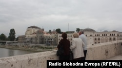 Луѓе на Камениот Мост ги гледаат Музејот на македонската борба за државност и самостојност и Музејот на ВМРО и на жртвите на комунизмот и новиот театар.