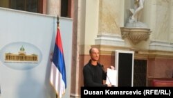 Balša Božović u holu Skupštine Srbije