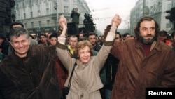 Protestne šetnje građana su zbog izborne krađe organizovali opoziciona koalicija „Zajedno“ i studenti: (na fotografiji Zoran Đinđić, Vesna Pešić i Vuk Drašković)
