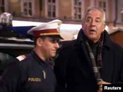 Fostul premier croat Ivo Sanader escortat de poliție la un tribunal din Salsburg, Austria, 10 decembrie 2010