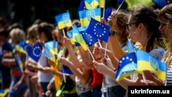 Oameni care sărbătoresc regimul fără vize dintre Ucraina și Uniunea Europeană. Zaporojie, 10 iunie 2017.
