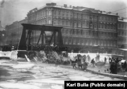 Un grup de cai salvat după ce un pod s-a prăbușit în apa înghețată a unui canal din Sankt Petersburg.