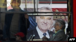 Bilbord sa likom Tomislava Nikolića kroz prozor tramvaja