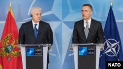 Генеральний секретар НАТО Єнс Столтенберґ (п) і прем’єр-міністр Чорногорії Душко Маркович на спільній прес-конференції в штаб-квартирі НАТО в Брюсселі, 26 січня 2017 року