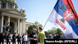 Mbështetësit e lëvizjeve të djathta në Serbi, Dveri, Zavetnici, Obraz duke protestuar me thirrjet "Kosova është Serbi" në Beograd, 26 prill 2013.