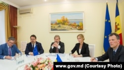 Еврокомиссар Йоханнес Хан (в центре) в Кишиневе, 3 июня 2019 года