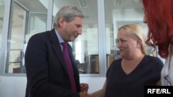 Johanes Han sa novinarkom Vijesti Oliverom Lakić koja je u maju ove godine ranjena ispred svoje kuće u Podgorici