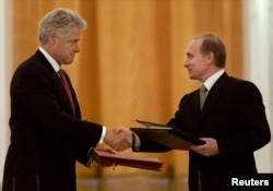 Clinton dhe presidenti rus, Vladimir Putin, këmbejnë marrëveshjet e nënshkruara për themelimin e një qendre të përbashkët për shkëmbimin e informacioneve lidhur me lëshimin e raketave më 4 qershor 2000.