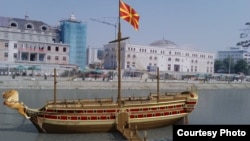 Град Скопје, по Одлуката донесена од Советот, спроведе јавен повик за доделување на право и издавање на одобрение за поставување на урбана опрема за вршење на угостителска дејност на Кејот на реката Вардар.