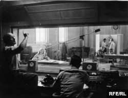 Transmetimi i parë prej studios së Radios Evropa e Lirë në Munih. Selia qendrore e kompanisë është zhvendosur në Pragë më 1995, me ftesë të presidentit të atëhershëm çek, Vaclav Havel.