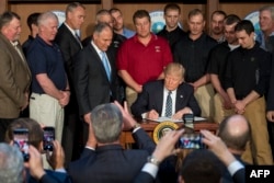 Amerika energiafüggetlen – legalábbis erről írt alá rendeletet Donald Trump egykori amerikai elnök a Rosebud Mining cég bányászai körében 2017. március 28-án