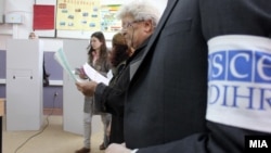 Набљудувачи на ОБСЕ/ОДИХР на избирачко место во Скопје, Локални избори 2013.