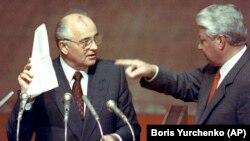 Момент на унижение: След неуспешния преврат срещу него, Горбачов е принуден от руския президент Борис Елцин да прочете списъка с заговорници на извънредно заседание на Върховния съвет на Русия в Москва на 23 август 1991 г.