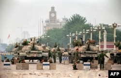 Ushtria e Kinës qëndron në Sheshin Tiananmen, vetëm disa ditë pas shtypjes së protestave pro demokracisë. Kinë, 6 qershor, 1989.