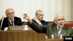 Андрей Сахаров на трибуната на съветския парламент през юни 1989 г. Зад него вляво е Михаил Горбачов.