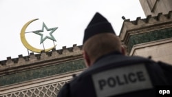 Policajac ispred džamije u Parizu, januar 2015.