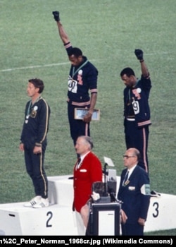 Tommie Smith és John Carlos a dobogón az 1968-as olimpián. Balra a második helyezett ausztrál Peter Norman.
