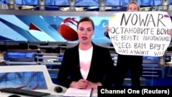 Protest Ovsjanikove bio je vjerojatno najhrabriji i najnaglašeniji čin neslaganja u Rusiji otkako je predsjednik Vladimir Putin naredio masivnu vojnu invaziju na Ukrajinu 24. februara.