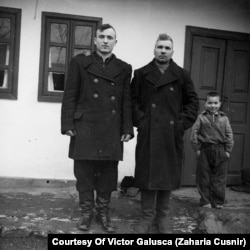 Zaharia Cușnir (mijloc), alături de ginerele Sergiu (stânga) și feciorul său, anul 1956.