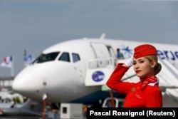 Стюардеса на руската компания Аерофлот позира пред модела на Сухой Superjet 100 (SSJ-100) по време на фотосесия в Париж, юни 2015 г.