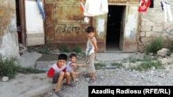 Një familje refugjatësh nga Azerbajxhani, me origjinë nga Nagorno-Karabaku, që jeton në një depo në Baku, foto e vitit 2016.