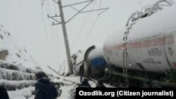 Снежный оползень перевернул поезд На Камчикском перевале.