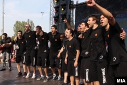 Пречекот на македонската кошаркарска репрезентација. Ретки моменти на радост