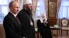 Очільник РФ Володимир Путін (ліворуч) під час вручення державної нагороди Росії керуючому справами УПЦ (МП), митрополиту Антонію (Івану Паканичу). Праворуч – патріарх Московський Кирило (Гундяєв). Київ, 27 липня 2013 року