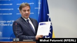 Denis Zvizdić sa Upitnikom od 3.242 pitanja, decembar 2016.
