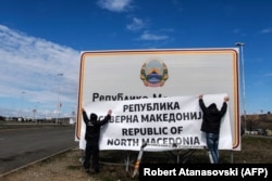 Đenero: 'Zabrinjavajuće će biti ako (Severna) Makedonija u šestom mjesecu ne bi dobila datum početka (pristupnih) pregovora' (Foto: Promena naziva na granici Severne Makedonije)
