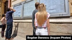 Романски студенти ги проверуваат резултатите од тестот.