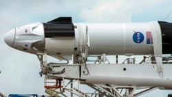 Техници работят по SpaceX Crew Dragon, прикачен за ракетата Falcon 9 в космическия център "Кенеди" във Флорида