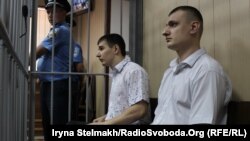 Bivši pripadnici Berkuta Sergej Zinćenko (levo) i Pavlo Abroskin na sudu u Kijevu u avgustu 2015. Čini se da nijednom od njih neće biti suđeno u Ukrajini.