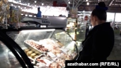 Diňle: Aşgabatda doňdurylan “tagamsyz” et arzan bahadan satuwa çykaryldy