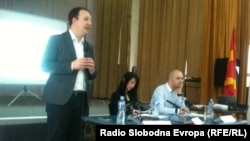 Дебата за вклученоста на средношколците во граѓански иницијативи. Нора Алити и Александар Николоски, пратеници и Дејан Андонов од МИМ.