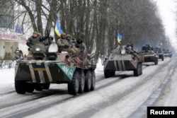 Українські військовослужбовці на бронетранспортерах у Волновасі. 18 січня 2015 року